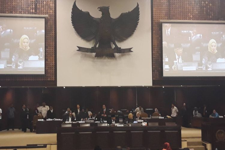 Rapat paripurna ketiga dengan agenda pemilihan Ketua DPD RI di Kompleks Parlemen, Senayan, Jakarta, Selasa (1/10/2019).
