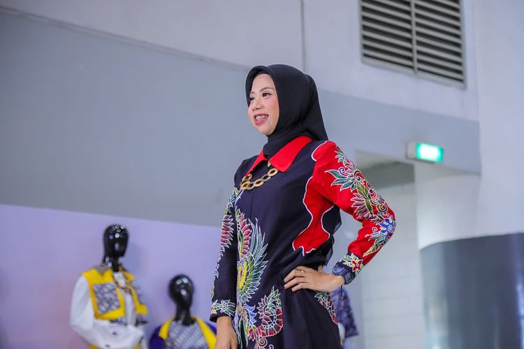 Peragaan busana di booth Fashion Technology pada Festival Pelatihan Vokasi (FPV) dan Job Fair Nasional Tahun 2023 di Jakarta International Expo atau Arena JIExpo Kemayoran.


