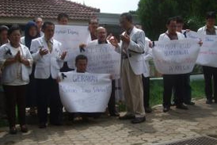 Dokter rumah sakit umum Blambangan Banyuwangi menggelar doa bersama di masjid rumah sakit Rabu (27/11/2013)