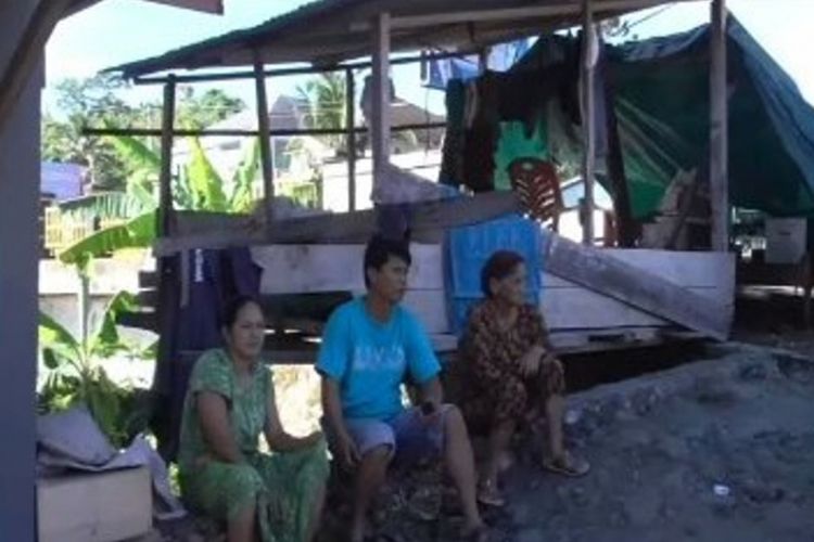 Kehilangan rumah setelah terjungkal ke sungai, 3 keluarga korban bencana alam di Mamuju, Sulawesi Barat, terpaksa tidur di emperan jalan.