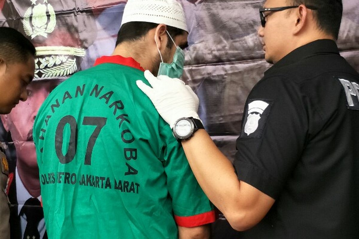 Polisi mengungkap tersangka Claudio Martinez (38) mantan kiper sepak bola dan pemain sinteron Tendangan Si Madun yang positif menggunakan narkoba di Mapolres Metro Jakarta Barat pada Jumat (7/11/2018).