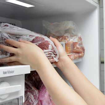 Ilustrasi menyimpan daging di kulkas atau freezer