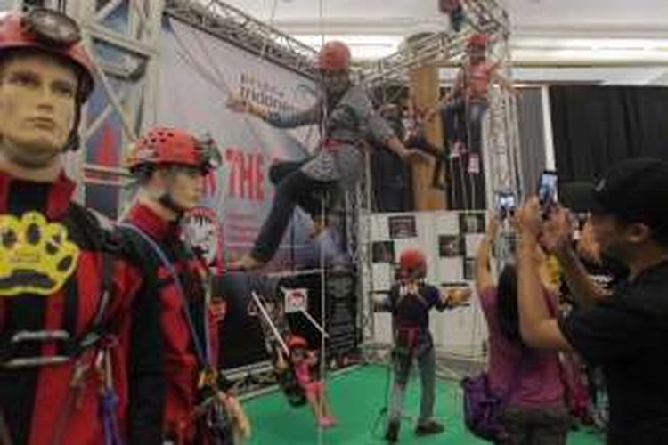 Pengunjung mencoba memanjat menggunakan tali dalam pameran Deep and Extreme Indonesia 2016 di Jakarta Convention Center, Senayan, Sabtu (2/4/2016). Pameran yang berlangsung hingga 3 April tersebut diikuti 120 stan dari berbagai perusahaan penyedia jasa, alat dan perlengkapan, pengelola destinasi, hingga komunitas selam dan petualangan.