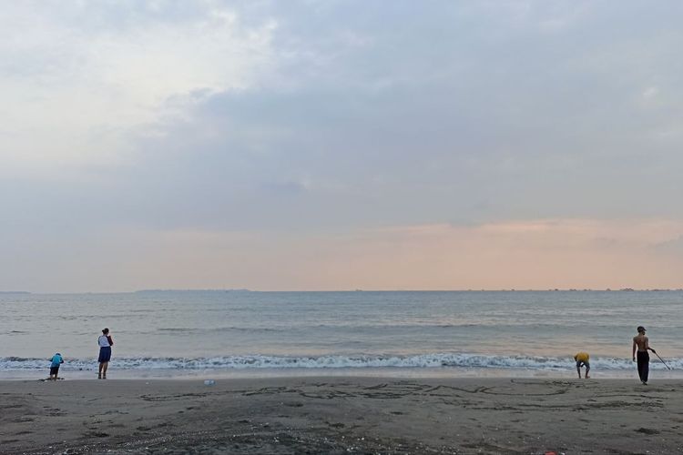 Suasana pagi hari di Pantai Tanjung Pasir di Teluknaga, Tangerang, Banten, pada Minggu (31/7/2022).