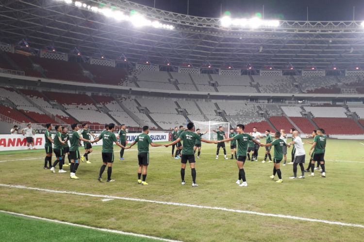 Para pemain timnas Indonesia saat mengikuti sesi latihan di Stadion Utama Gelora Bung Karno, Jakarta, Senin (12/10/2018). Di lokasi yang sama, timnas akan berhadapan dengan Timor Leste pada laga lanjutan Grup B Piala AFF 2018, Selasa (13/11/2018).