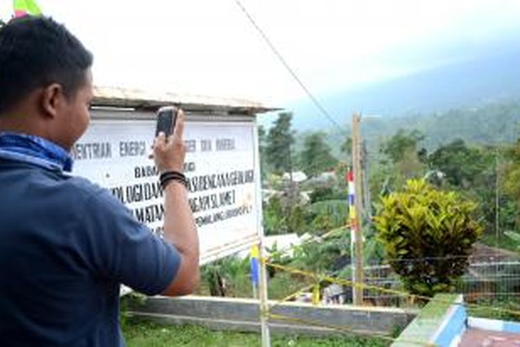 Salah seorang warga mengabadikan Gunung Slamet dengan menggunakan kamera ponsel di Pos Pengamatan Gunung Slamet di Desa Gambuhan, Pemalang, Jawa Tengah.