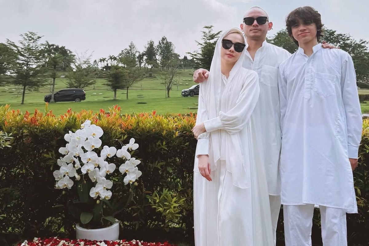 BCL, Noah Sinclair dan Tiko ziarah ke makam Ashraf Sinclair di San Diego Hill, Karawang, Jawa Barat.
