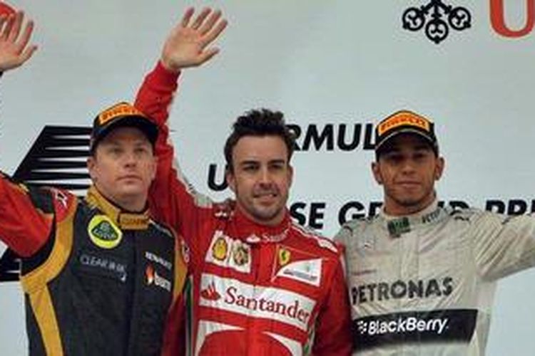 Pebalap Ferrari, Fernando Alonso (tengah), diapiti pebalap Lotus, Kimi Raikkonen (kiri) dan pebalap Mercedes, Lewis Hamilton. Alonso juara GP China, Minggu (14/4/2013), disusul Raikkonen dan Hamilton.