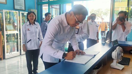 Tuntaskan 1,5 Juta Pemilih Pemula Rekam E-KTP,  Wamendagri Minta Dukcapil Jemput Bola ke Sekolah