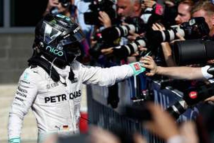 Pebalap Mercedes asal Jerman, Nico Rosberg, merayakan hasil finis di urutan kedua pada balapan GP Amerika Serikat di Circuit of The Americas, Minggu (23/10/2016).