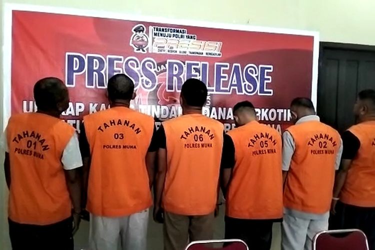 Dua orang aparatur sipil negara (ASN) yang bekerja di pemerintah Kabupaten Muna, Sulawesi Tenggara, inisial HI dan HS, ditangkap Satnarkoba Polres Muna, Selasa (7/2/2023). Kedua ASN tersebut ditangkap polisi saat sedang menggelar pesta sabu bersama empat orang tersangka lainnya, inisial BM, JF, SH dan RM di sebuah rumah di Kelurahan Watonea, Kecamatan Katobu, Kabupaten Muna.