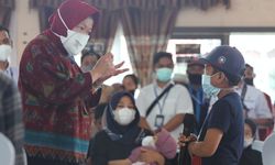 Ke Kalsel, Mensos Risma Serahkan Bantuan Rp 836 Juta untuk Anak-anak dan Wirausaha Terdampak Covid-19