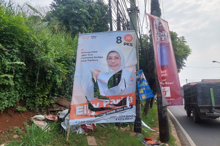 Baliho istri Wali Kota Depok M Idris, Elly Farida, terpampang di samping tiang listrik yang berada di Jalan Raya Sawangan, Pancoran Mas, Depok, Jawa Barat, pada Kamis (6/7/2023).