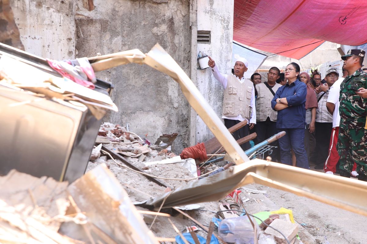 Wali Kota Semarang, Agustina Wilujeng mengunjungi kediaman almarhumah Mega Gita Safitri korban rumah roboh di Jalan Pedamaran, Gang Buntu No. 10 RT 04 RW 05, Kauman Semarang Tengah, pada Jumat (31/10/2025).