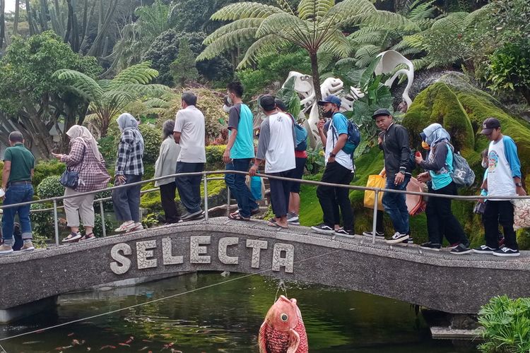 Beragam spot dan wahana menarik yang berada di Taman Rekreasi Selecta, Kota Batu, Jawa Timur pada Rabu (4/5/2022).