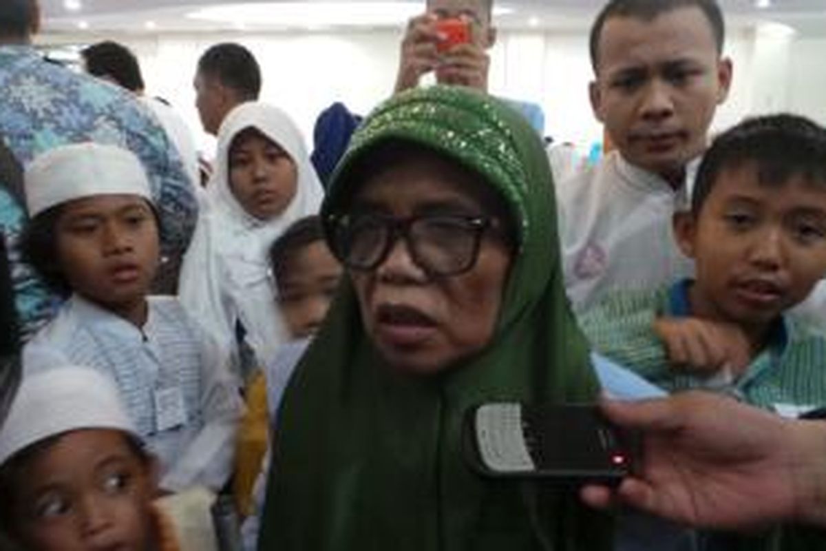 Rumina, seorang janda atlet tunanetra yang meminta Plt Gubernur DKI Jakarta Basuki Tjahaja Purnama mengkuliahkan anak-anaknya, di Jakarta Islamic Center, Senin (17/4/2014).