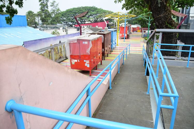 Tampak sejumlah kios di Teras Cihampelas ditutup pemiliknya lantaran sepi pengunjung ditengah pandemi covid-19 di Jalan Cihampelas, Bandung, Jumat (6/8/2021).