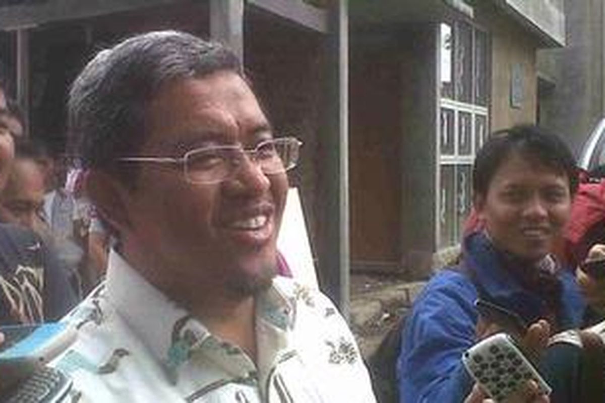 Calon gubernur Jawa Barat petahana Ahmad Heryawan usai mencoblos pada pemilihan gubernur dan wakil gubernur Jawa Barat periode 2013 - 2018, di TPS 1, Kelurahan Babakan Ciamis, Kecamatan Sumur Bandung, Minggu, (24/2/2013)