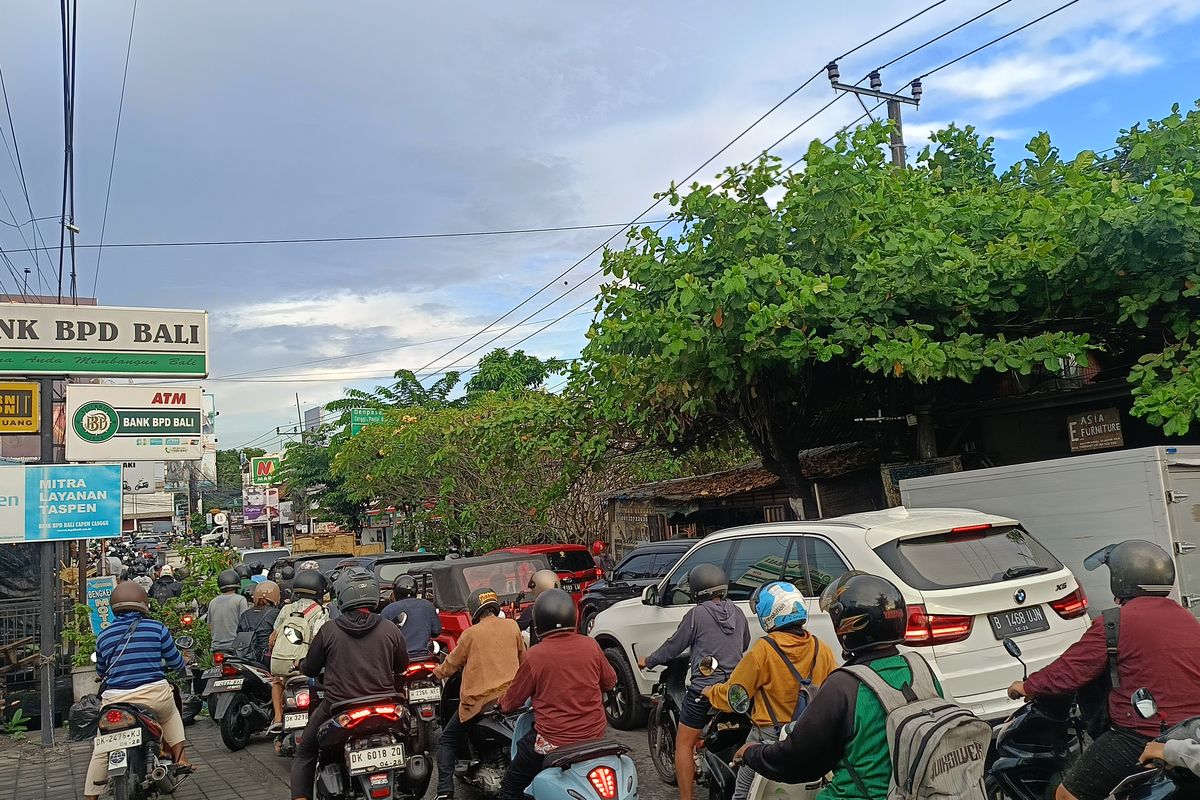 Suasana kemacetan di area wisata Canggu, Bali. 
