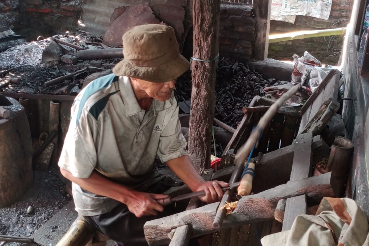 Perajin pandai besi di Jalan Kyai Ageng Gribig, Kedungkandang, Kota Malang. 