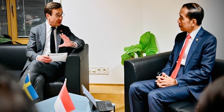 Indonesia's President Joko Widodo (right) and Swedish Prime Minister Ulf Kristersson (left) hold a bilateral meeting on the sidelines of the ASEAN-EU Commemorative Summit in Brussels, Belgium on Wednesday, December 14, 2022. 