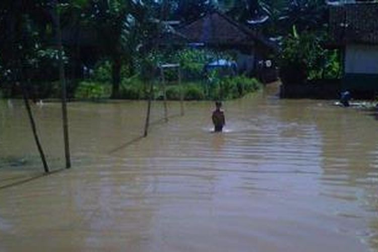 Ilustrasi: Rumah warga terendam banjir akibat tanggul Sungai Cikidang jebol di Kecamatan Sukaresik, Kabupaten Tasikmalaya, Senin pagi.