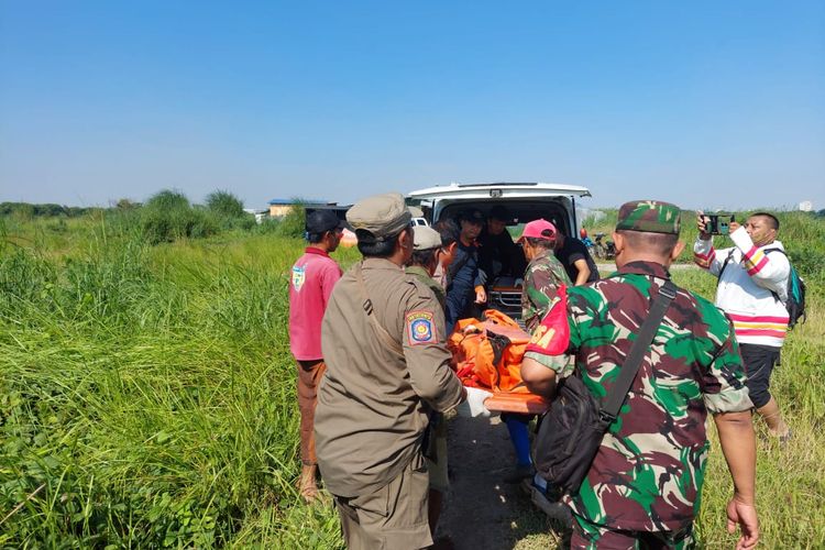 Proses evakuasi jenazah pencari kepiting di Surabaya, Selasa (19/3/2024).