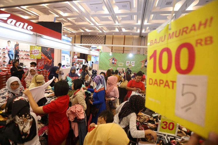 Suasana acara pesta rakyat Pekan Raya Indonesia 2017 di Indonesia Convention Exhibition (ICE) BSD, Tangerang, Banten, Selasa (31/10/2017). Acara yang berlangsung hingga 5 November 2017 ini menghadirkan konsep kebudayaan Indonesia mulai dari musik, kuliner, hingga pameran multiproduk berskala nasional.