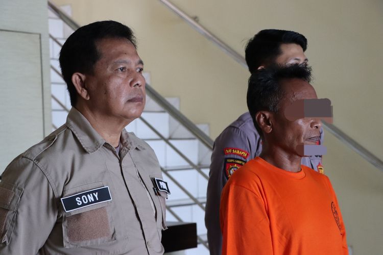 Seorang pria di Purworejo Jawa Tengah berinisial SE (52) tega mencabuli anak tirinya. Hal itu dilakukan dengan cara mengancam korban yang masih berumur 14 tahun. 