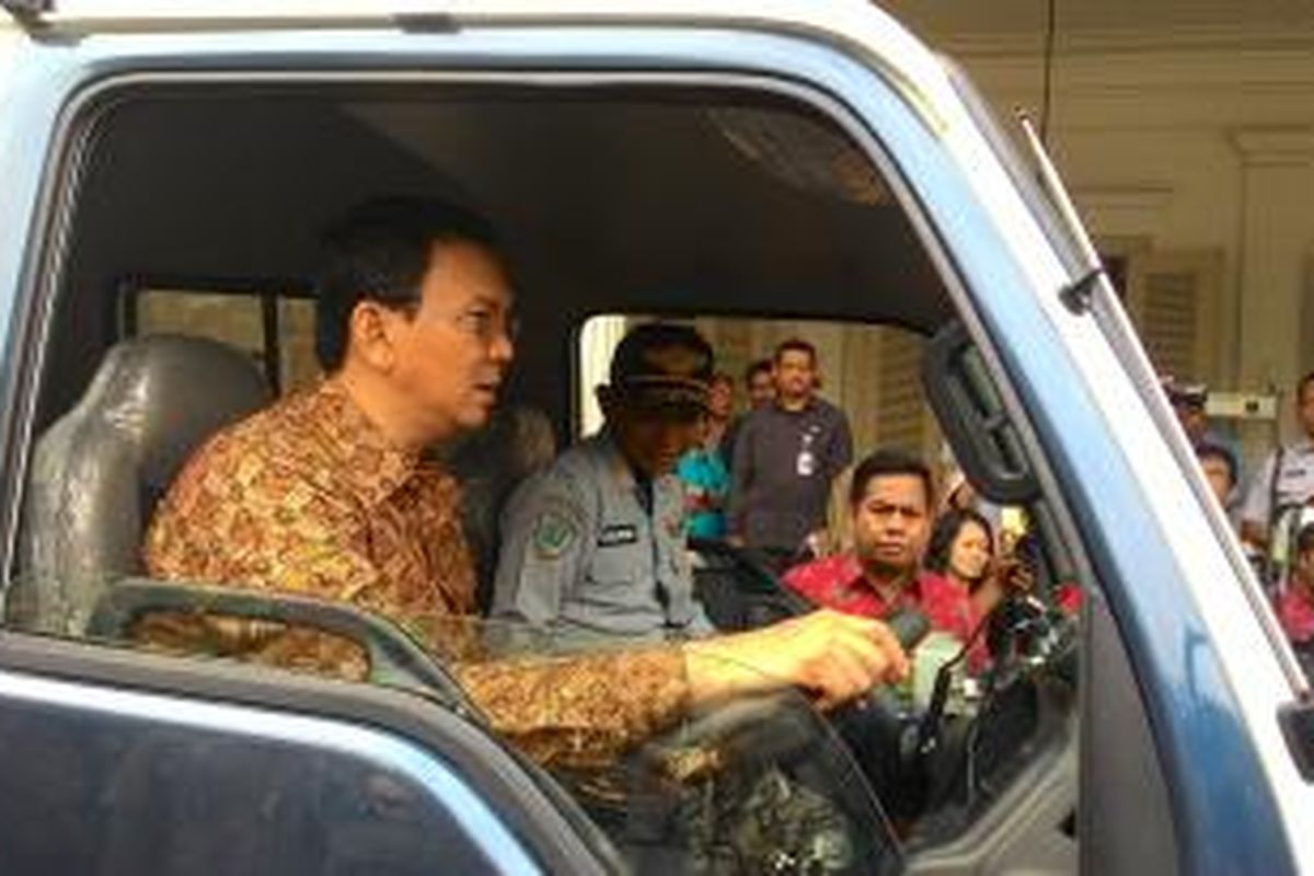 Gubernur DKI Jakarta Basuki Tjahaja Purnama menjajal ruang kemudi salah satu mobil derek milik Dinas Perhubungan dan Transportasi dalam acara peluncuran, di Balai Kota DKI Jakarta, Selasa (8/12/2015).