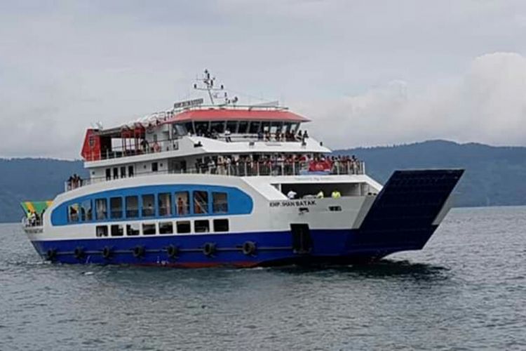 Kapal ferry Ihan Batak saat melaju di perairan Danau Toba, Kamis (27/12/2018).