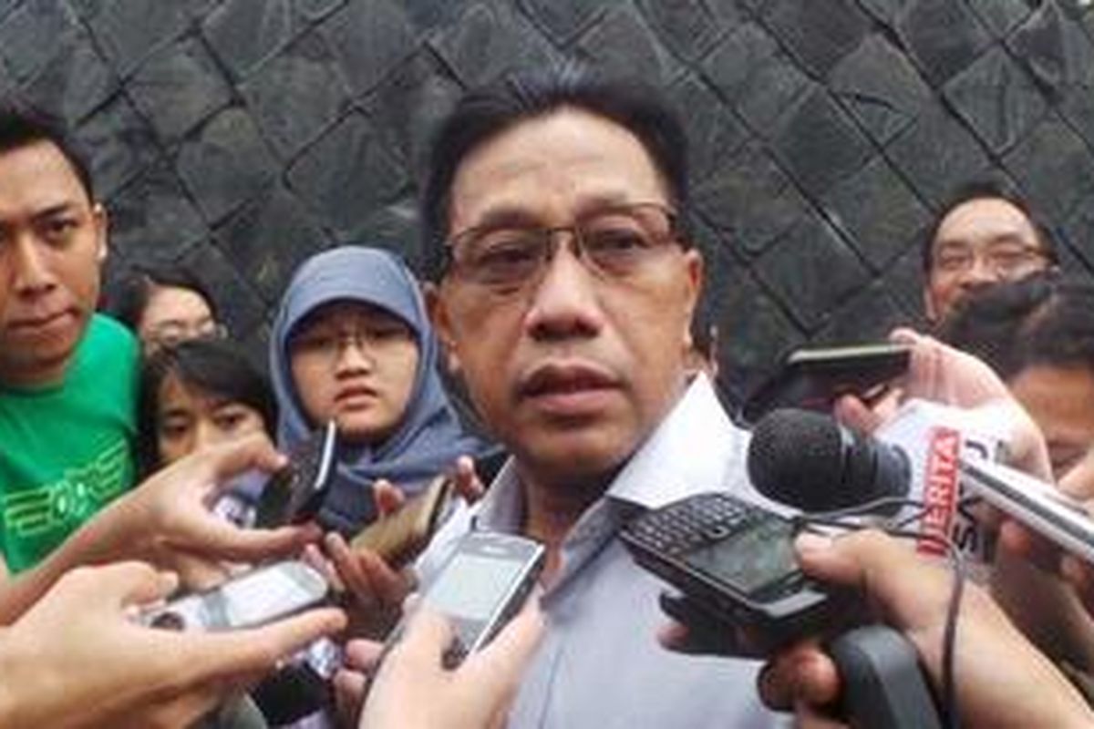 Komisioner Otoritas Jasa Keuangan (OJK) Firdaus Djaelani, di Gedung KPK, Jakarta, Selasa (26/2/2013). 