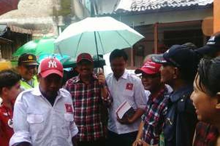 Calon wakil gubernur DKI Jakarta Djarot Saiful Hidayat berkampanye di RW 03 Cawang, Kramatjati, Jakarta Timur. Meski cuaca hujan, hal itu tidak menyulutkan Djarot untuk blusukan ke pemukiman setempat.