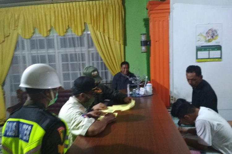 Petugas gabungan tim Gugus Tugas Penanganan Covid-19 melakukan pemeriksaan terhadap sejumlah tamu disalah satu hotel di Takengon, Aceh Tengah, Rabu (27/5/2020) malam.