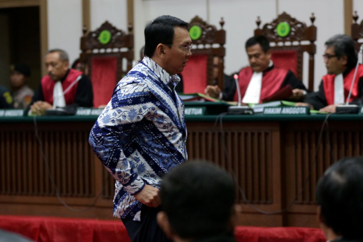 Terdakwa kasus dugaan penodaan agama, Basuki Tjahaja Purnama atau Ahok mengikuti sidang pembacaan putusan di Pengadilan Negeri Jakarta Utara di Auditorium Kementerian Pertanian, Jakarta Selatan, Selasa (9/5/2017). Majelis hakim menjatuhkan hukuman pidana 2 tahun penjara. Basuki Tjahaja Purnama dan kuasa hukumnya menyatakan banding. POOL/KOMPAS IMAGES/KRISTIANTO PURNOMO