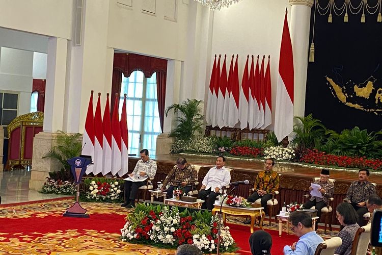 Presiden Joko Widodo duduk bersebelahan dengan Presiden Terpilih Prabowo Subianto dalam Sidang Kabinet Paripurna di Istana Negara, Jakarta Pusat, Senin (24/6/2024). 