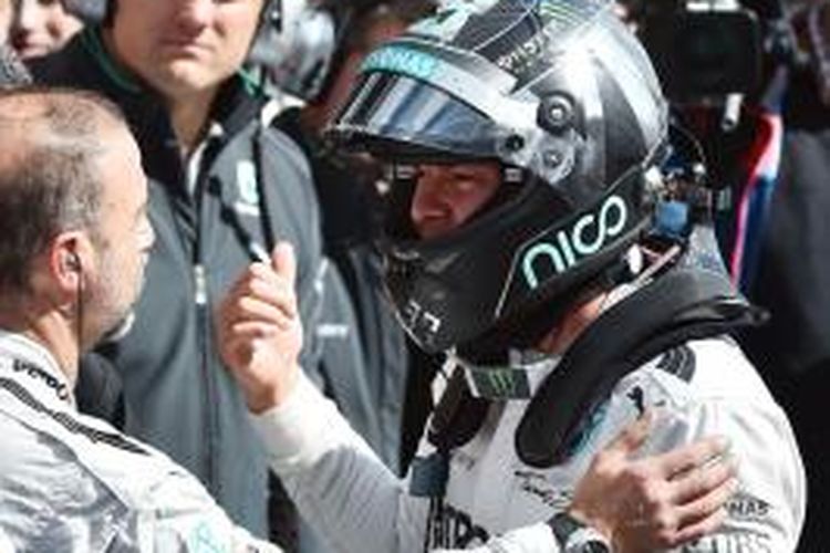 Pebalap Mercedes asal Jerman, Nico Rosberg (kanan), berbicara dengan kru tim, setelah menyelesaikan balapan GP Belgia di Sirkuit Spa-Francorchamps, Minggu (24/8/2014). Rosberg finis kedua.