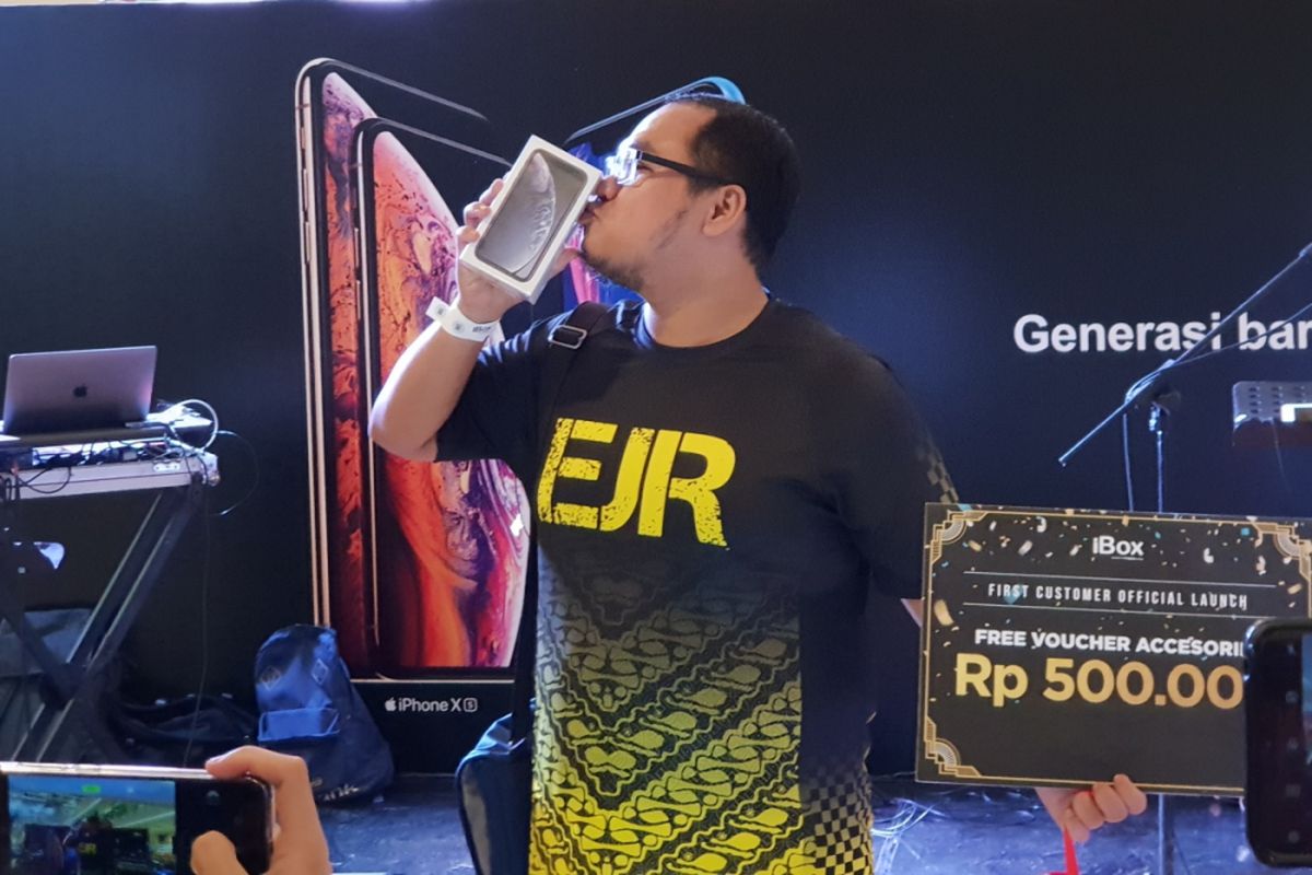 Fadli, pembeli iPhone XR resmi pertama di iBox Central Park, Juat (14/12/2018).