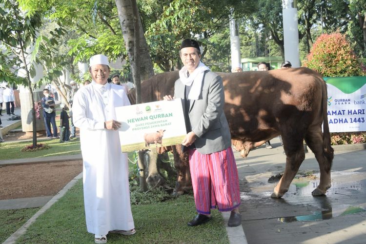Plh Gubernur Jawa Barat Uu Ruzhanul Ulum mengikuti salat Idul Adha 1443 H sekaligus menyerahkan sapi secara simbolis, di Lapangan Gasibu Kota Bandung, Minggu (10/7/2022).
