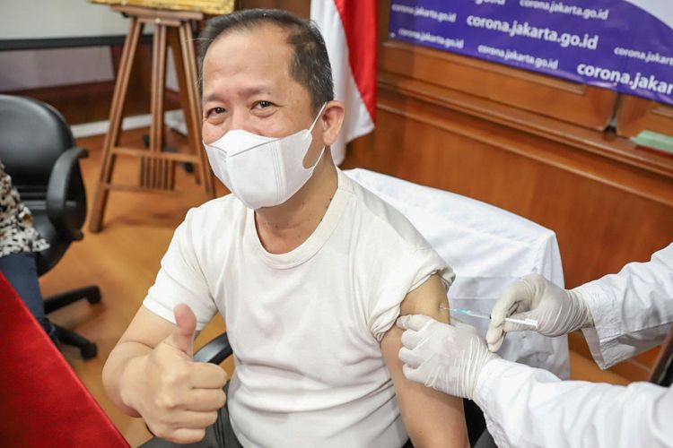 Wali Kota Administrasi Jakarta Utara, Ali Maulana Hakim menjalani vaksinasi Covid-19  fase pertama di kantornya pada Jumat (5/3/2021)