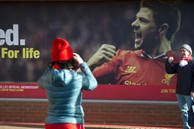 Fans tengah berfoto dengan latar poster Steven Gerrard di Stadion Anfield. 