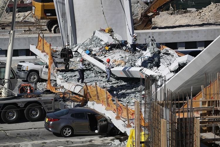 Jembatan pejalan kaki roboh beberapa hari setelah dibangun di Universitas Internasional Florida, Kamis (14/3/2018), di Miami, Florida, Amerika Serikat. (AFP/Joe Raedle)