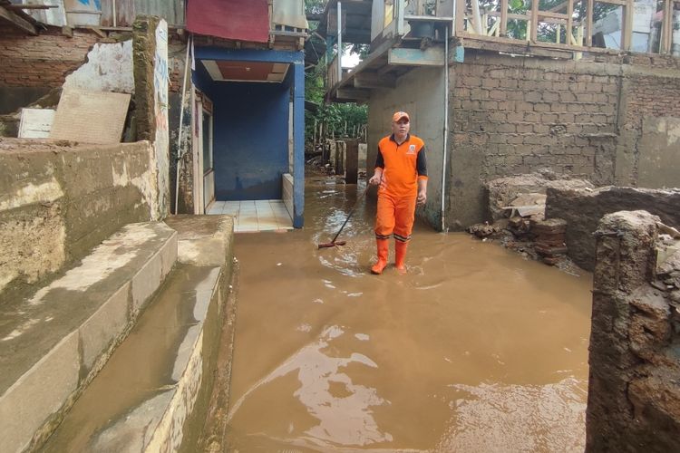 Banjir yang melanda permukiman warga RW 007 Jalan Binawarga, Kelurahan Rawajati, Kecamatan Pancoran, Jakarta Selatan, kini sudah mulai surut mulai Rabu (12/10/2022) pagi.