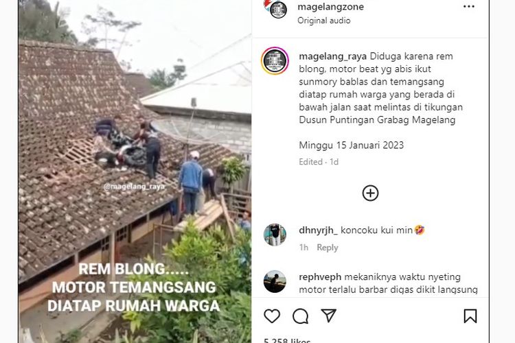 Video sepeda motor nyangkut di atap rumah warga di Dusun Puntingan, Kabupaten Magelang, Jawa Tengah, Selasa (17/1/2023).