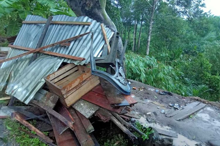 Tumpukan puing rumah warga Kabupaten Bengkulu Tengah rusak disapu angin puting beliung, Senin (20/9/2022).