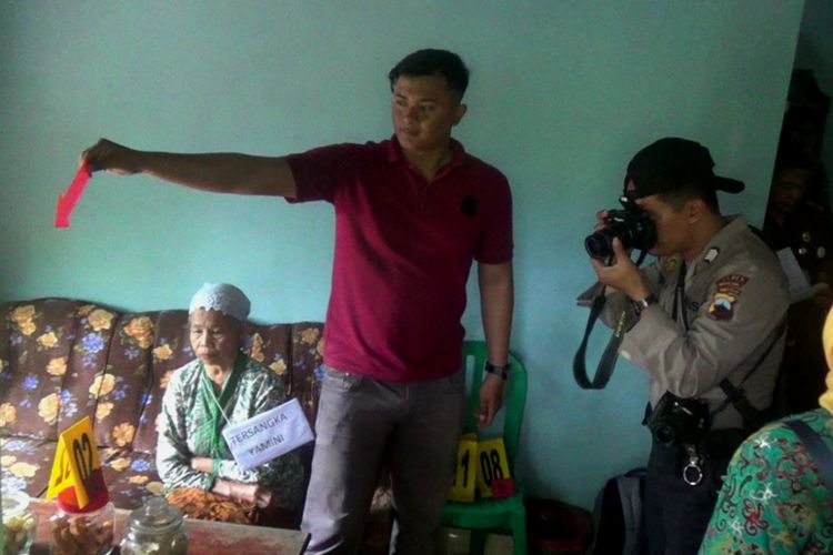 Tersangka Yamini (67) memeragakan adegan dugaan aborsi dalam reka ulang yang digelar oleh Polres Magelang di rumahnya di Dusun Wonokerto, Desa Ngargoretno, Kecamatan Salaman, Kabupaten Magelang, Selasa (3/7/2018).