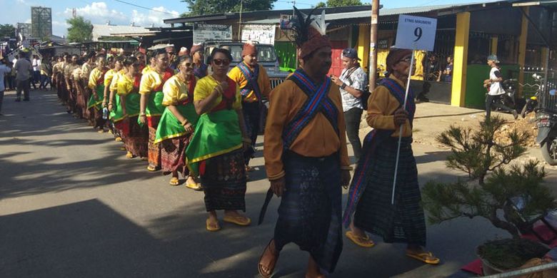 Pawai Paskah oleh Jemaat Gereja Benyamin Oebufu, Kota Kupang, Nusa Tenggara Timur (NTT), dengan menggunakan busana adat, Minggu (1/4/2018).