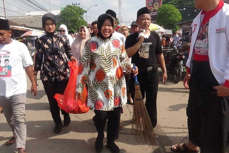 Tri Rismaharini, calon Gubernur Jawa Timur, blusukan ke Kabupaten Bangkalan, Jawa Timur, Selasa (19/11/2024) sambil membawa sapu lidi. Risma menyinggung soal Blue Ekonomi Madura untuk pengentasan kemiskinan di Madura.