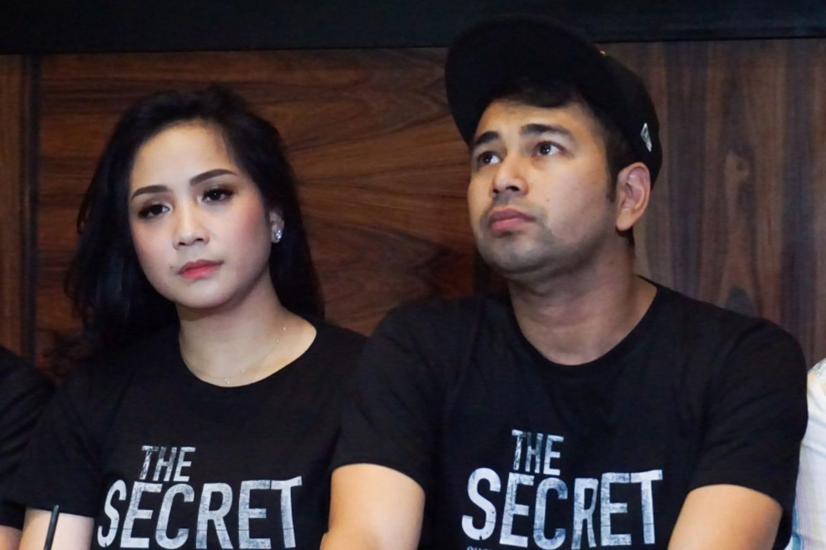 Artis peran yang juga pembawa acara Raffi Ahmad dan sang istri, Nagita Slavina dalam jumpa pers peluncuran poster dan trailer film The Secret di kawasan Kemang, Jakarta Selatan, Jumat (2/3/2018).