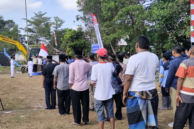 Petani mengikuti upacara 17 Agustus di tepi sungai Tunjung, Minggu (17/8/2025). 